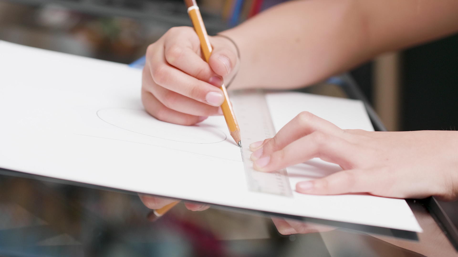 年轻女孩用尺子和铅笔在一张白纸上画了一条线视频的预览图
