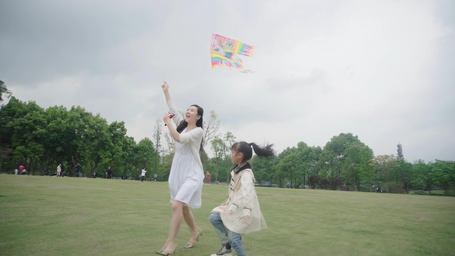 4K实拍公园里妈妈带小朋友放风筝视频的预览图