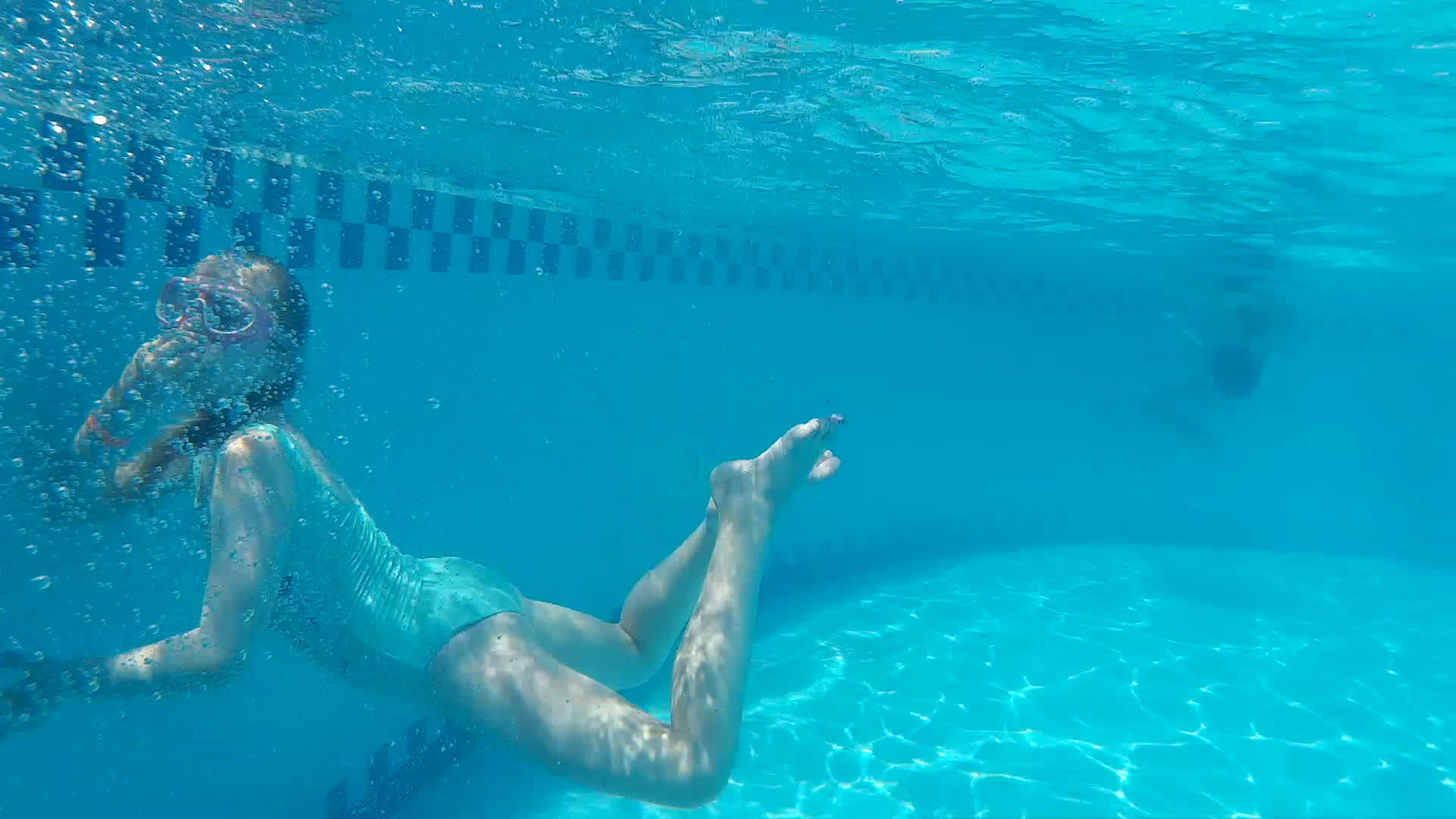 女孩们戴着眼镜和泳衣在水下游泳池里游泳视频的预览图