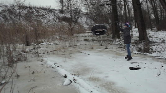 青少年在冬季公园扔旧轮胎视频的预览图