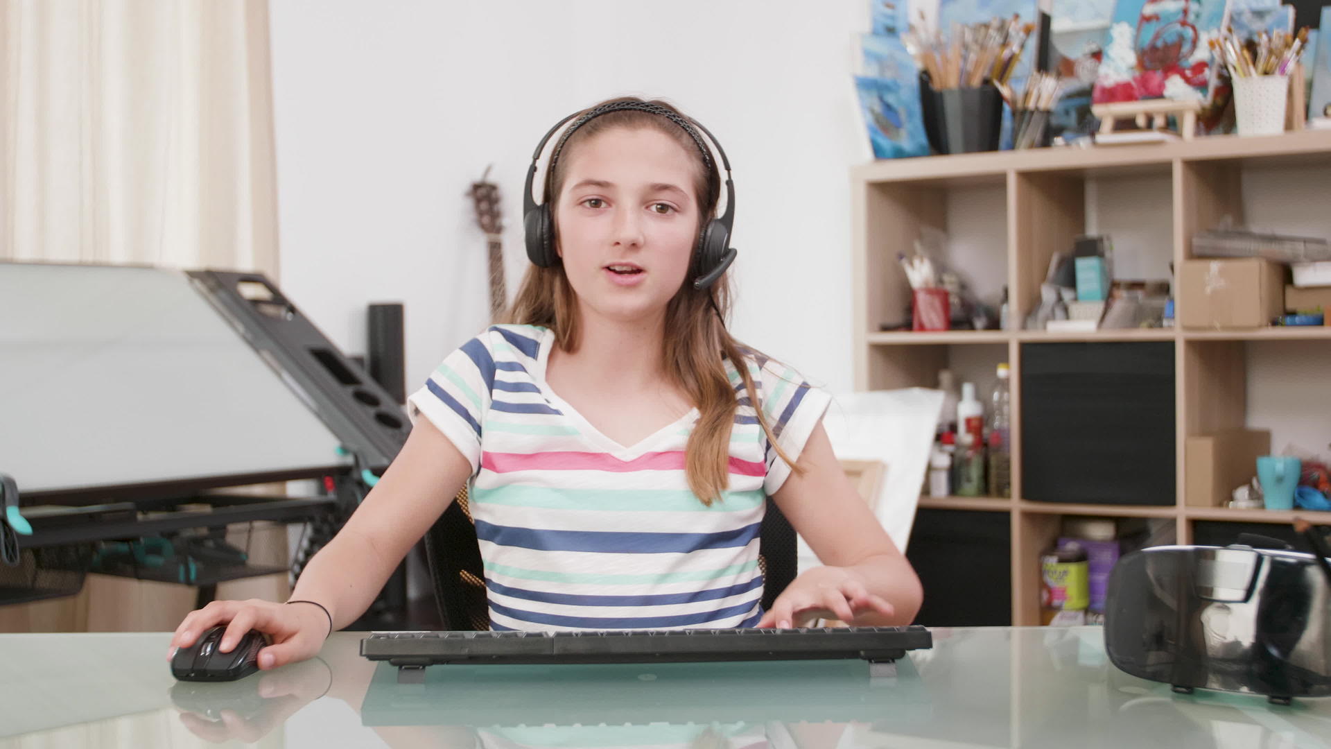 在电脑上玩游戏的年轻女孩视频的预览图