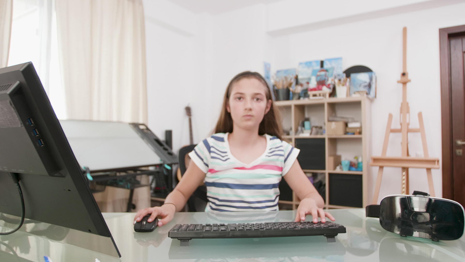 女孩在相机前用鼠标和键盘输入文本infotooltip视频的预览图