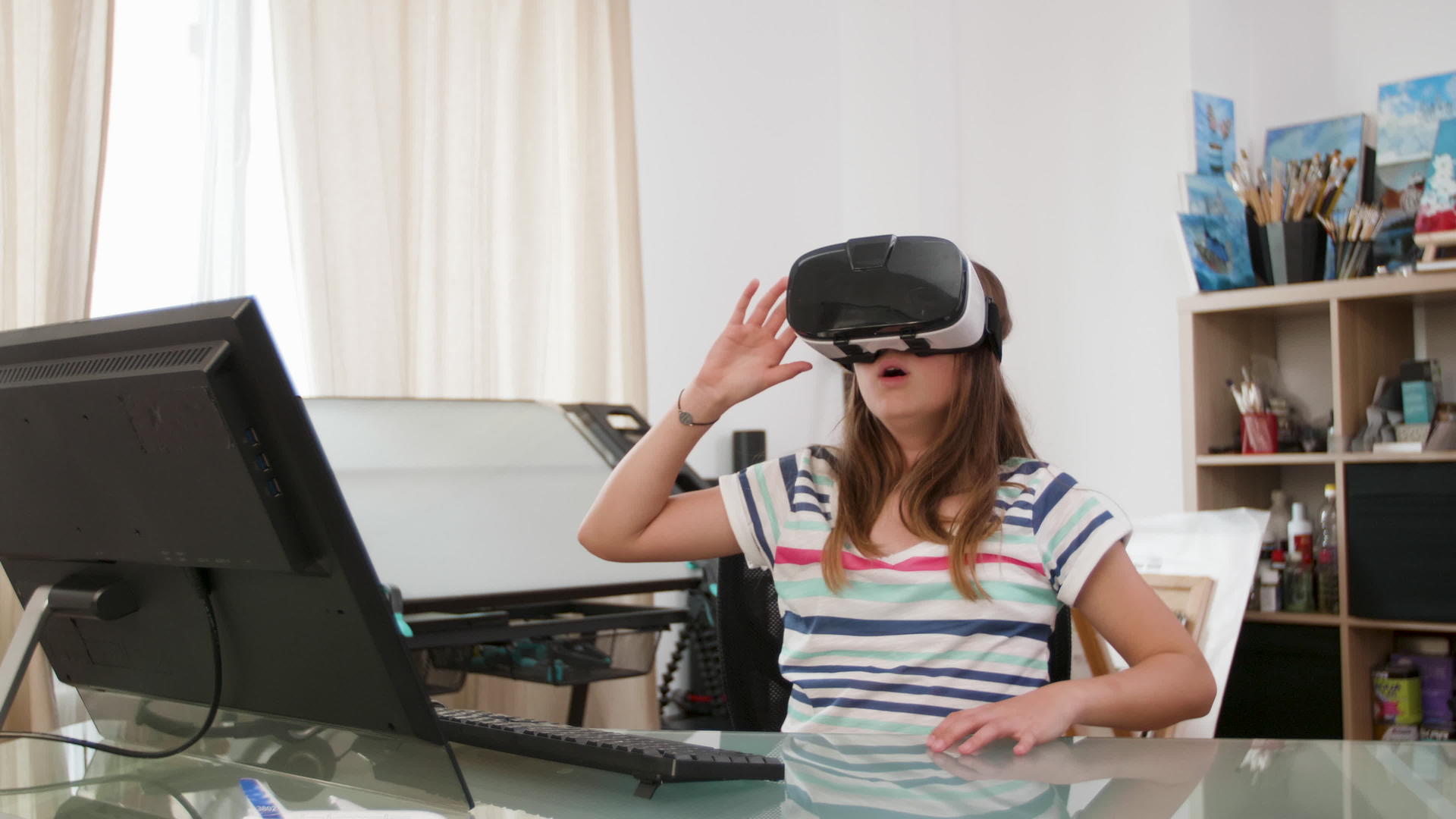 戴着虚拟现实耳机的女孩用手做不同的手势举起不同的手势视频的预览图