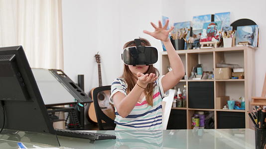 用于年轻女孩VR教育软件学习新事物视频的预览图