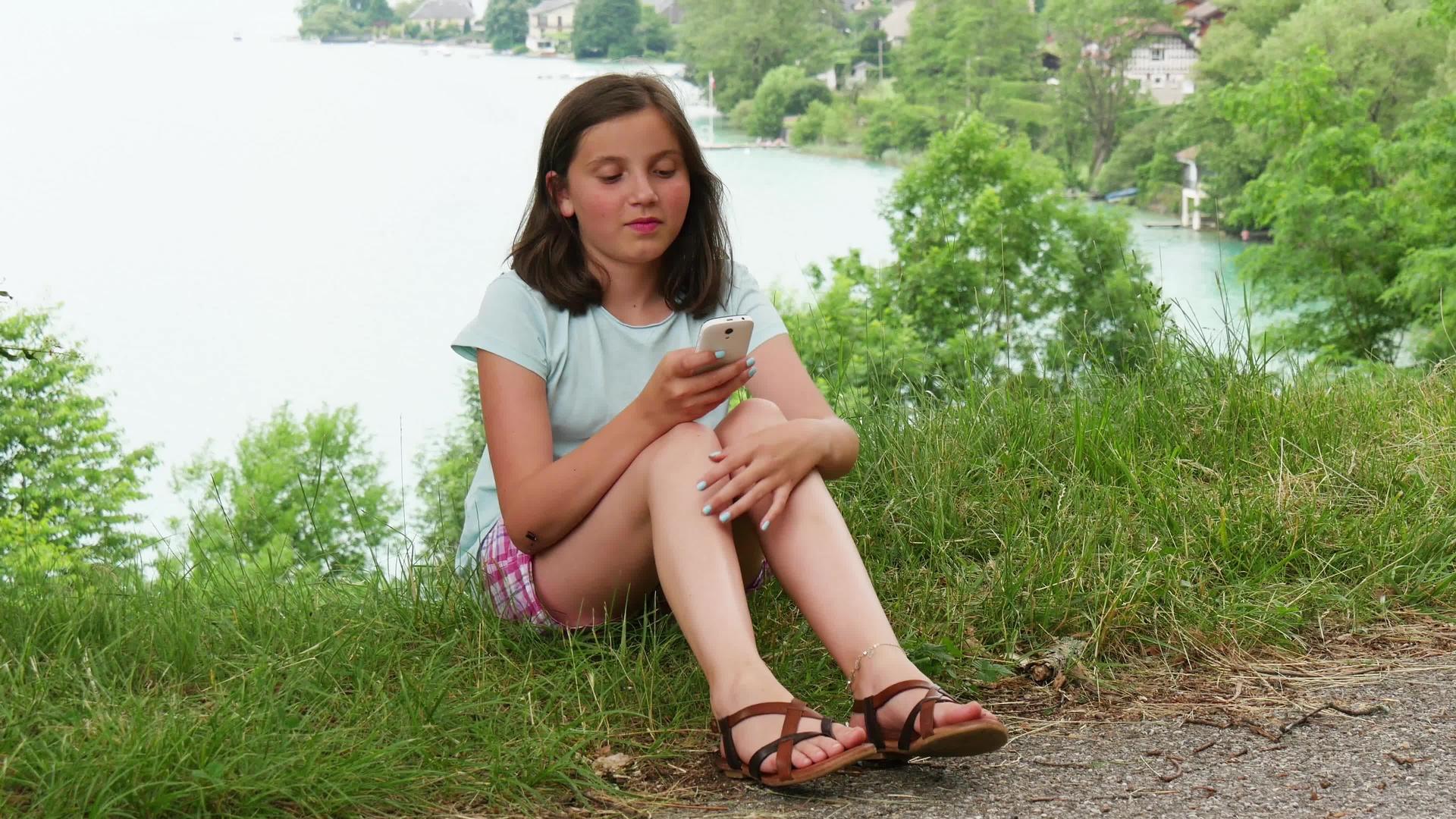 一个女孩的肖像坐在草地上视频的预览图