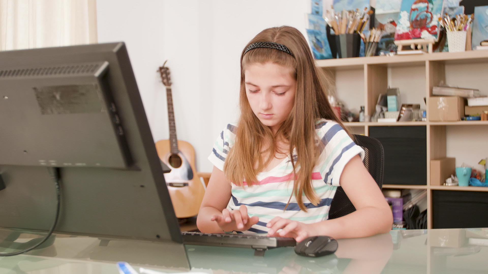 年轻女孩在键盘上输入文并使用鼠标视频的预览图
