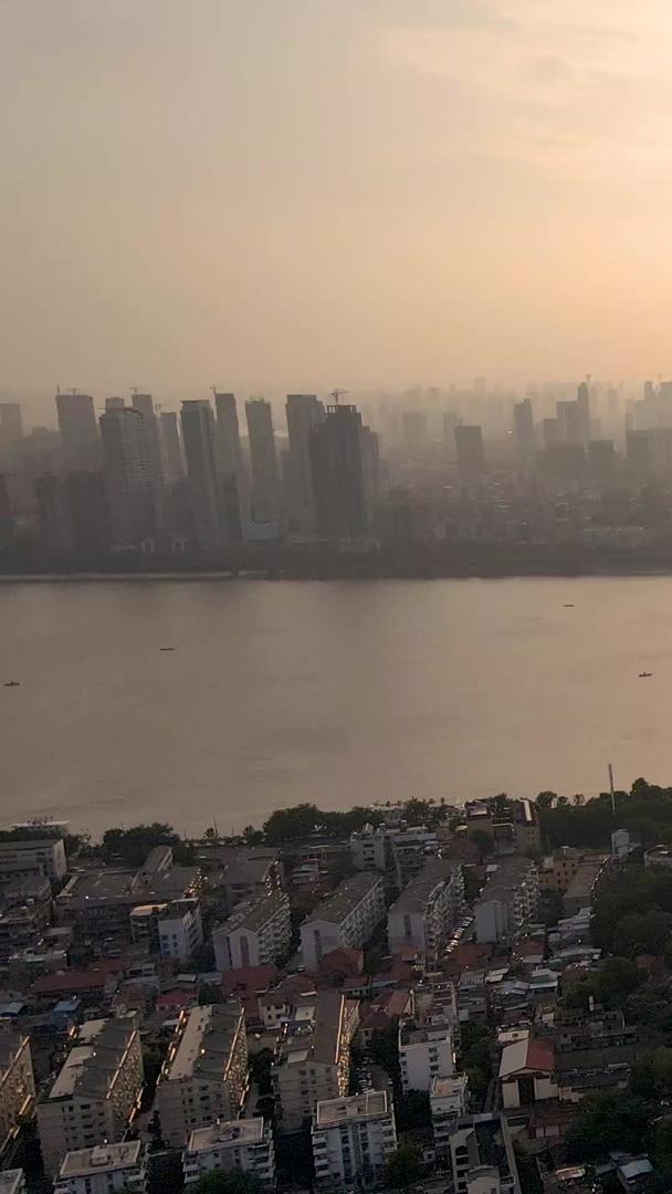 夕阳西下长江两岸城市风景视频的预览图