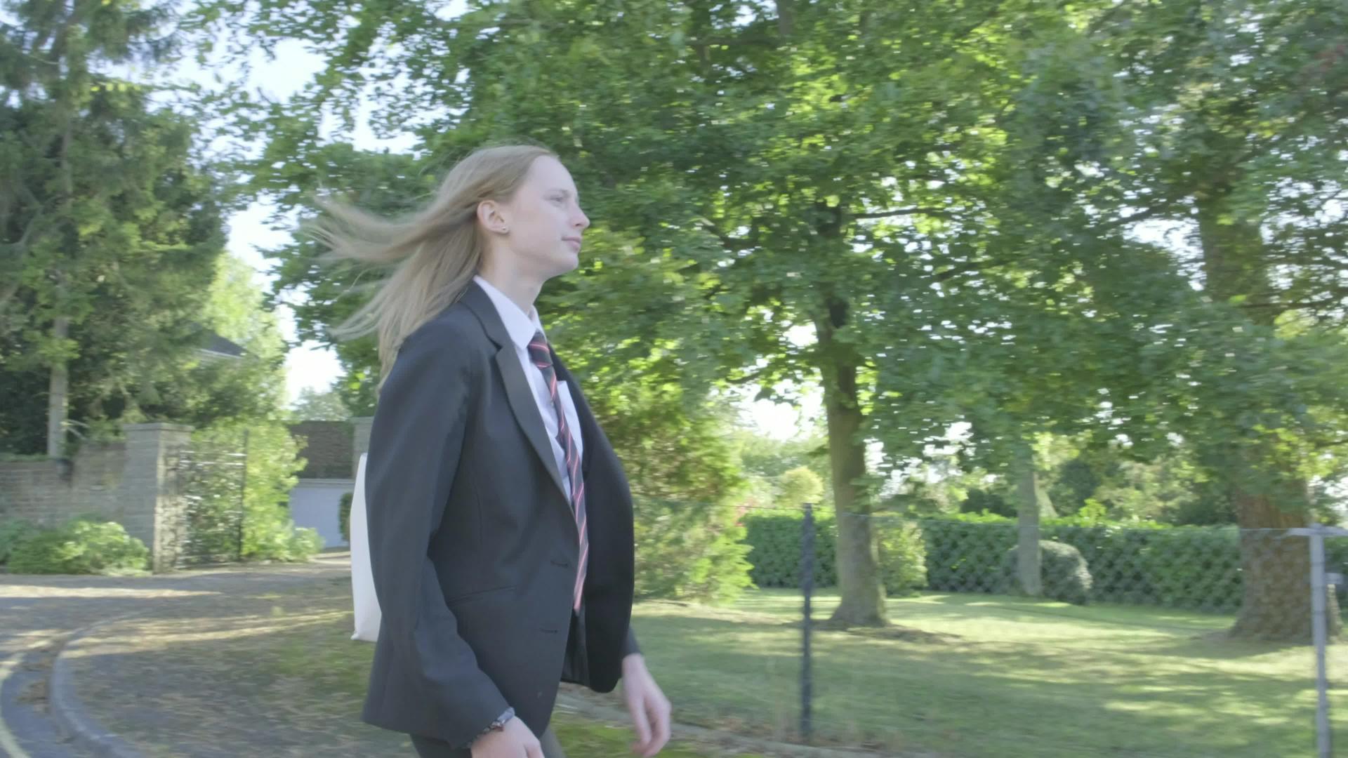 高中女生步行上学视频的预览图