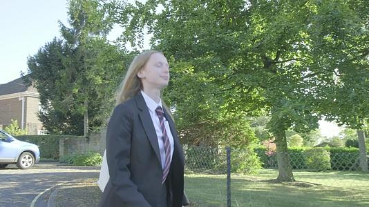 高中女生步行上学视频的预览图