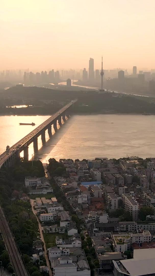 夕阳西下长江两岸城市风景视频的预览图