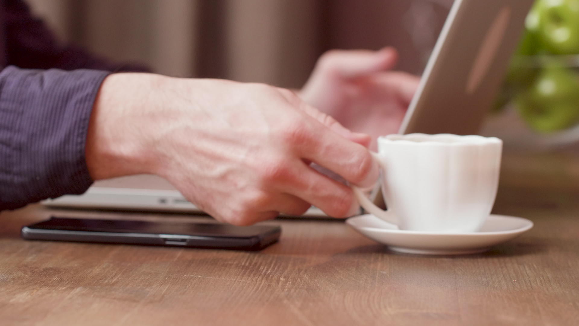 一个男人喝咖啡用他的智能手机支付费用视频的预览图