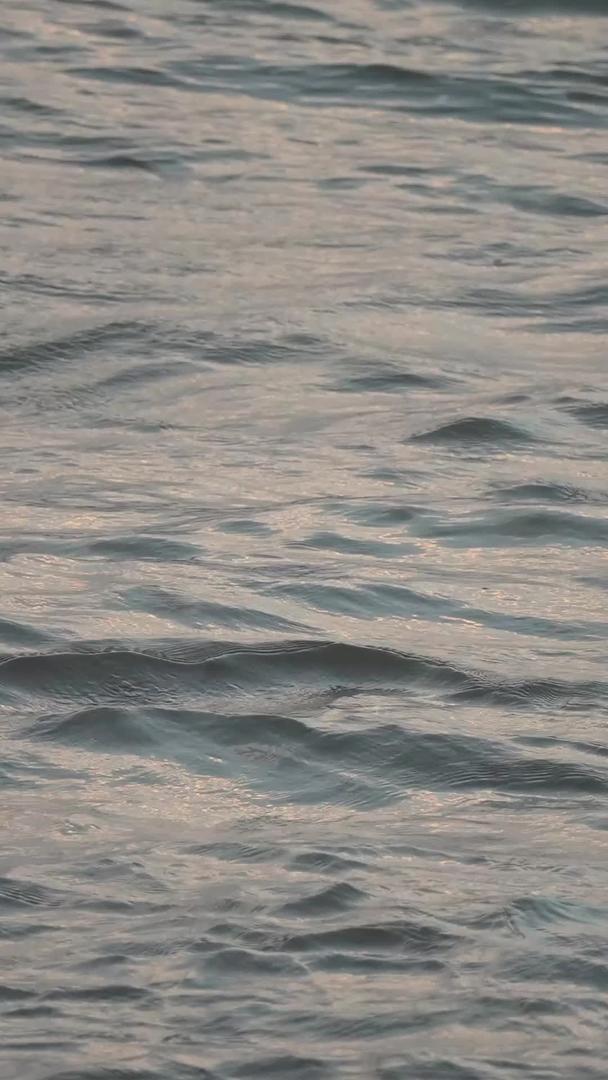 缓慢的镜头升级拍摄材料长江江水波浪流动的水波视频的预览图