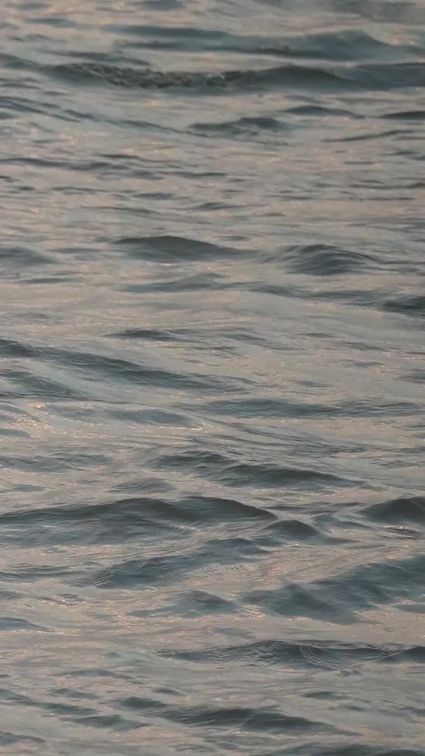 缓慢的镜头升级拍摄材料长江江水波浪流动的水波视频的预览图