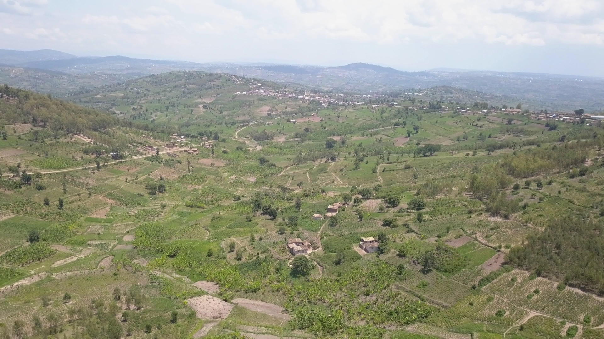 观察非洲农村肥沃地区上空的空气视频的预览图