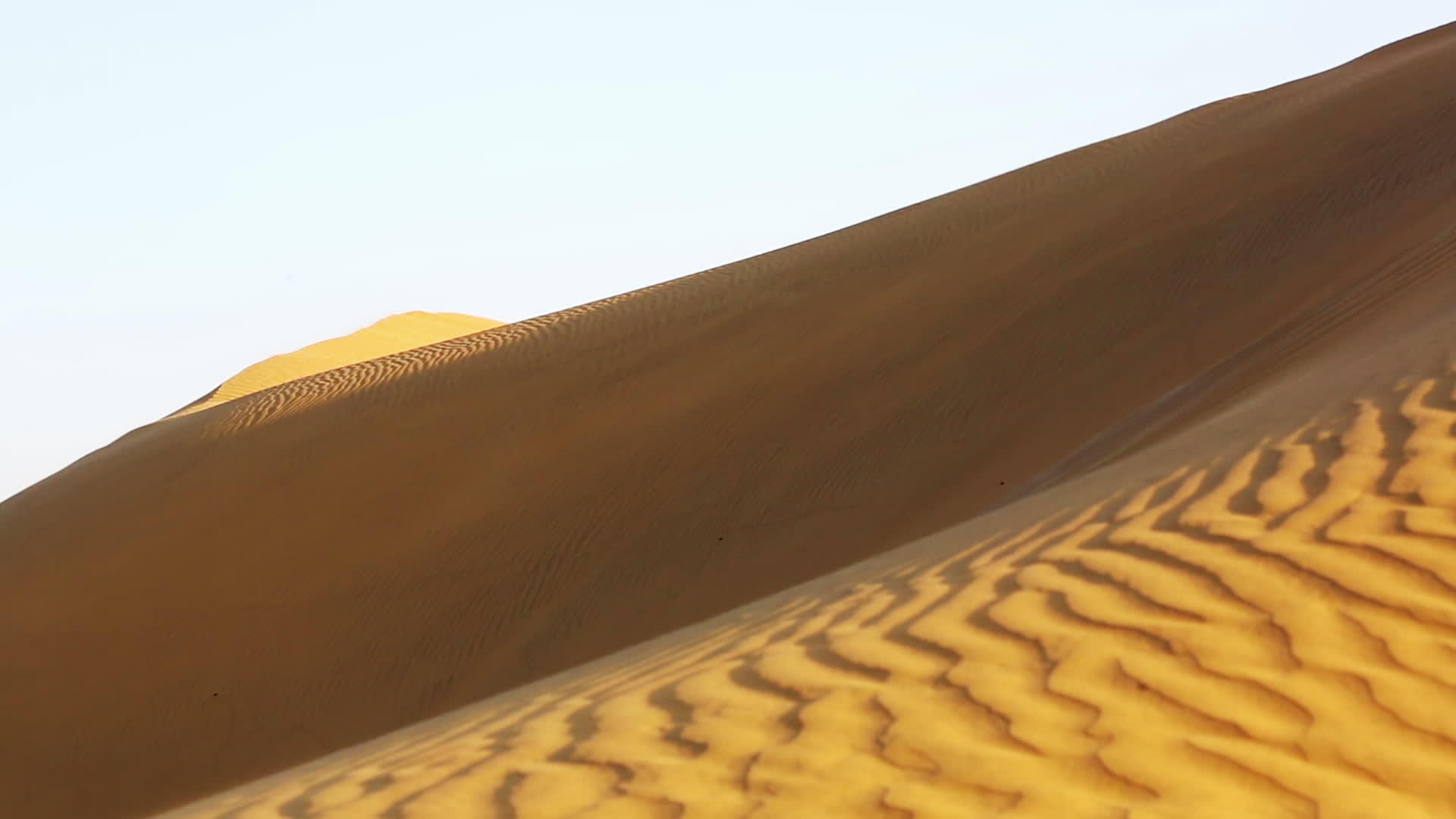 日落时的沙漠斜坡视频的预览图