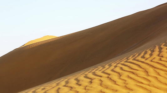 日落时的沙漠斜坡视频的预览图