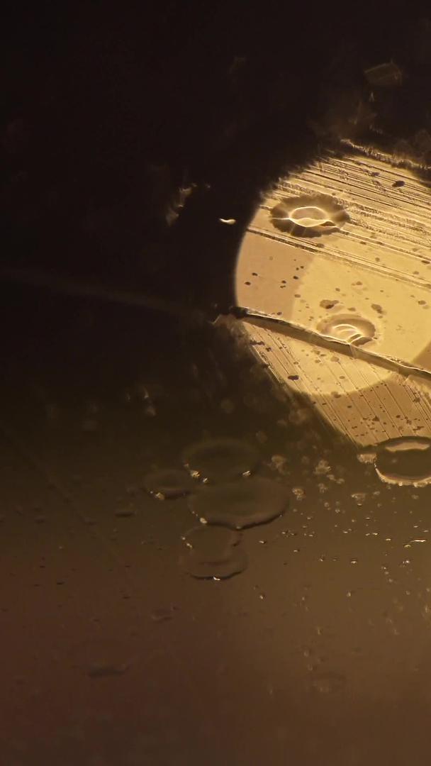 雨刷冲刷车玻璃材料材料视频的预览图