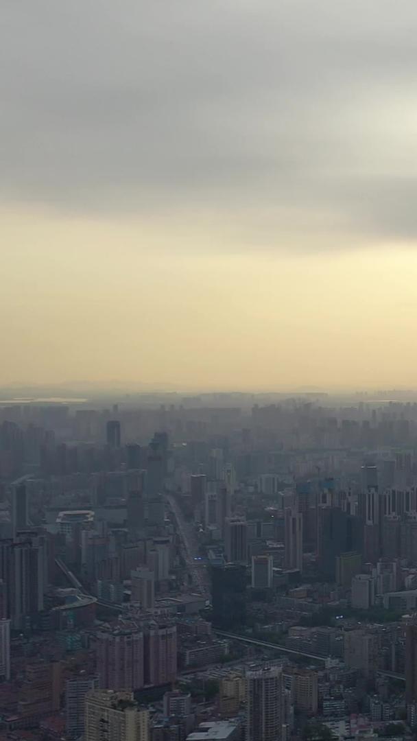 航拍风景武汉雾霾晚霞城市素材视频的预览图