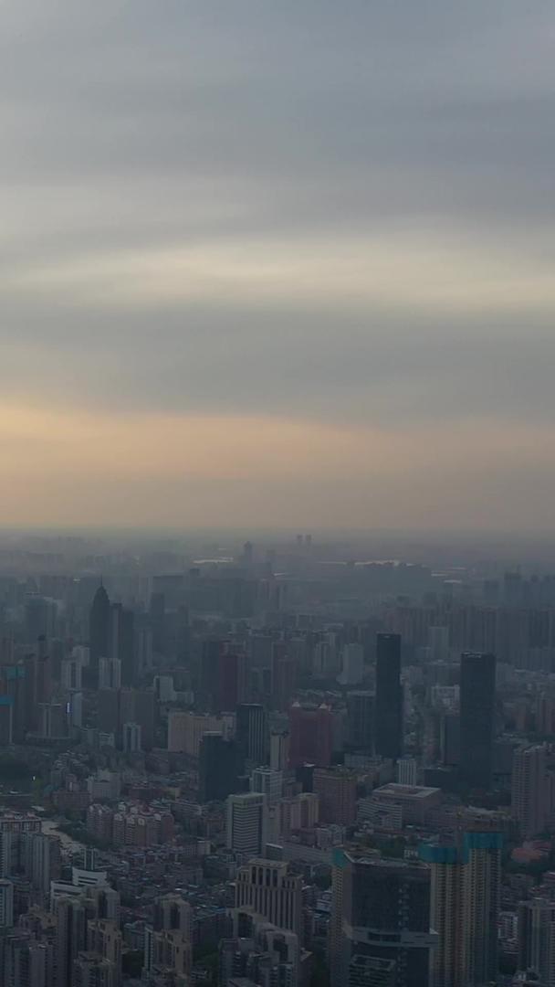 航拍风景武汉雾霾晚霞城市素材视频的预览图