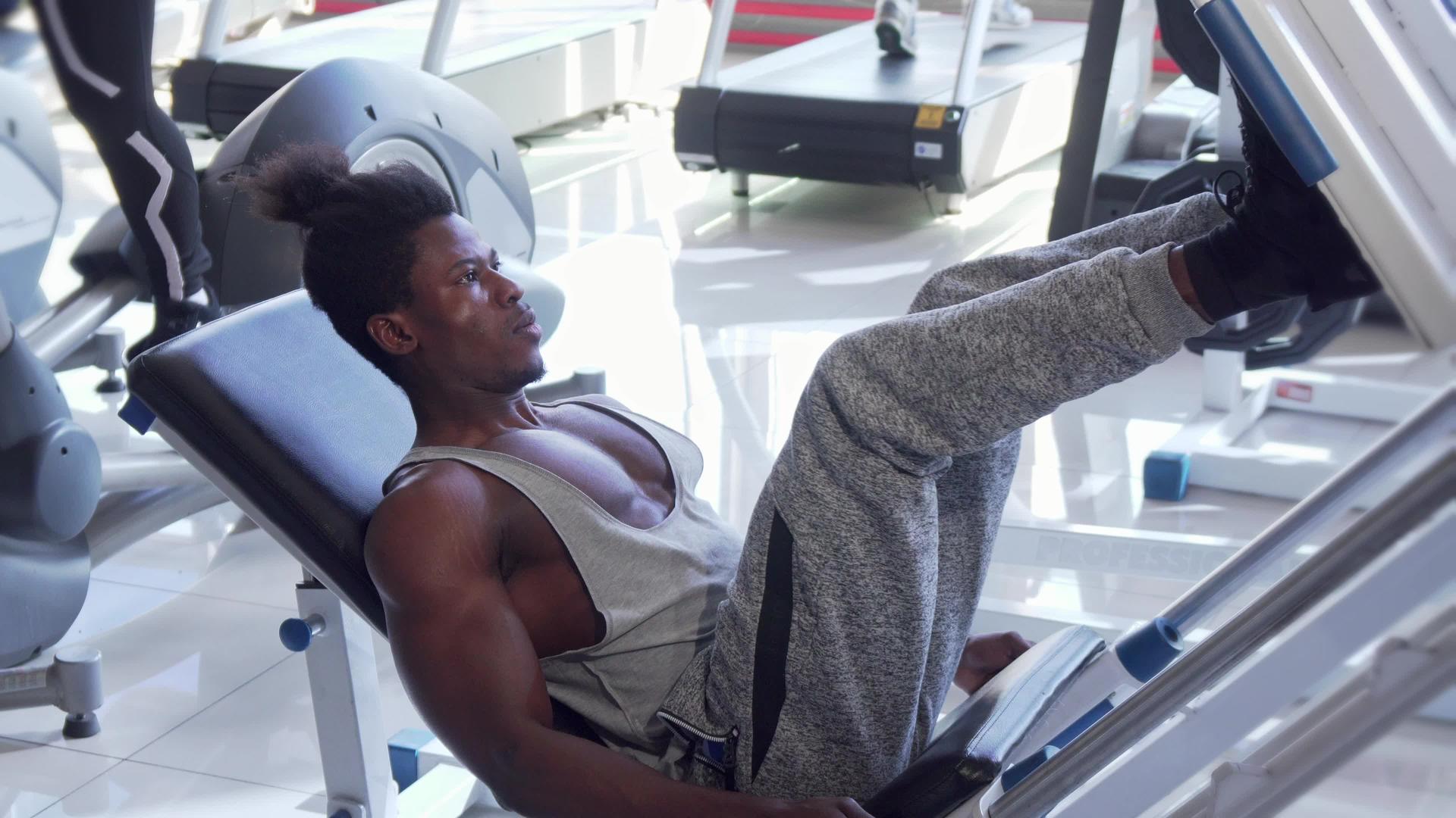 非洲青年男子运动会在健身房用脚印机锻炼视频的预览图