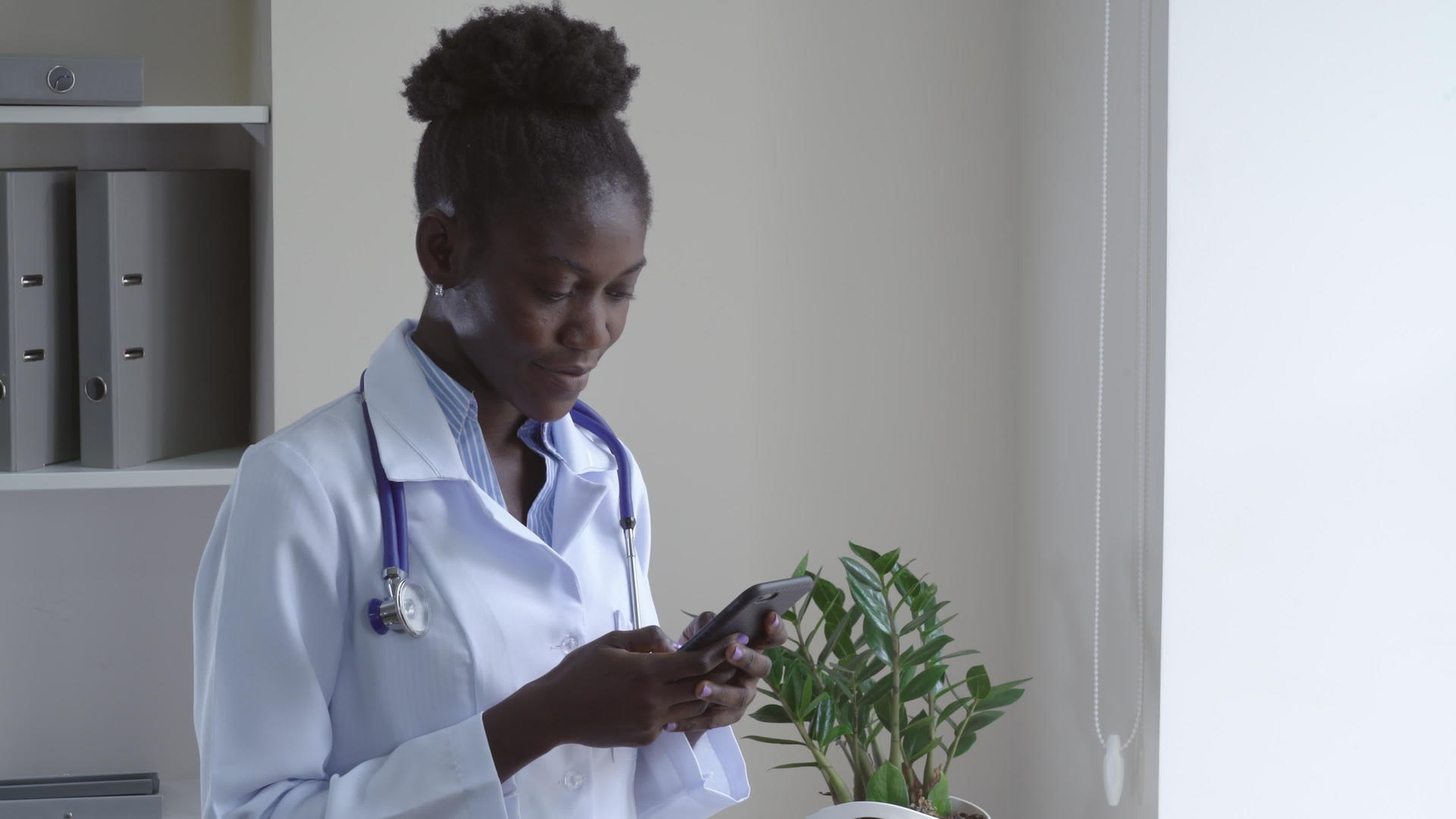 医院的年轻实习生通过智能手机传递信息视频的预览图