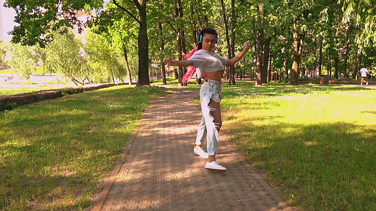 女青年户外舞蹈视频的预览图