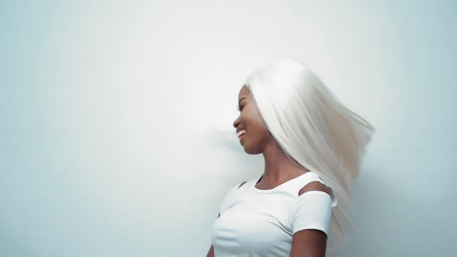 非洲性感女性白发白发视频的预览图