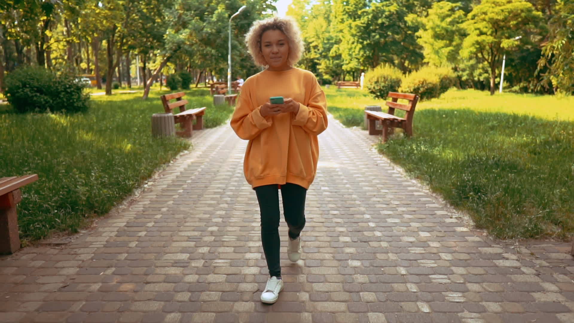 年轻女性使用机动车在公园里行走视频的预览图