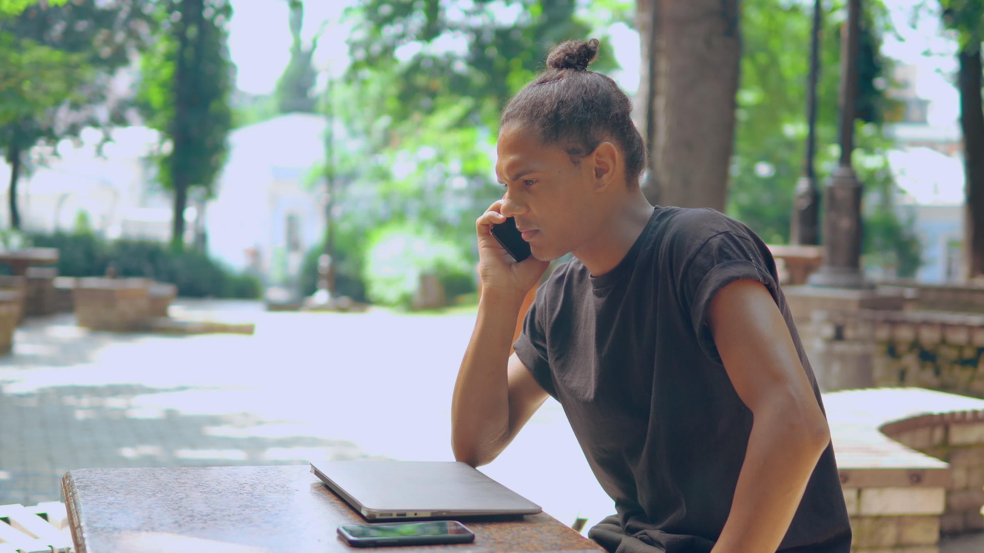 介绍年轻商人户外使用手机的简短情况视频的预览图