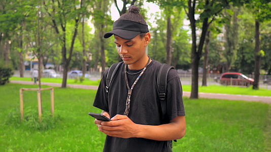 英俊的年轻人使用智能电话在线聊天视频的预览图