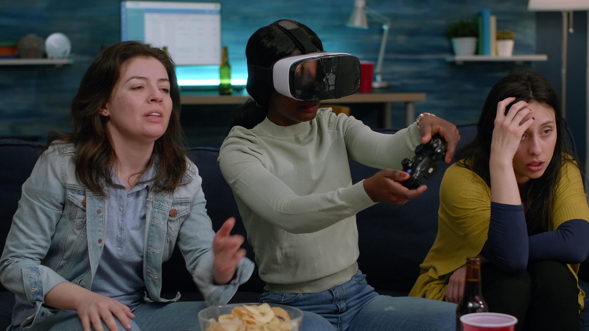 在网络游戏中穿着虚拟现实头盔的非洲女性失败了视频的预览图