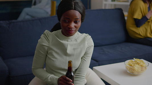 为朋友生日喝酒喝啤酒的摄像机拍摄黑人女性近身肖像照片视频的预览图