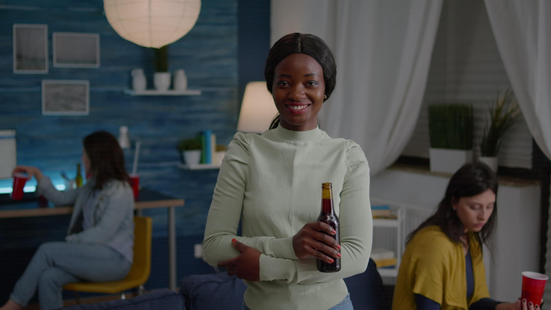 美国女人拿着啤酒瓶时在镜头里微笑的魔力视频的预览图