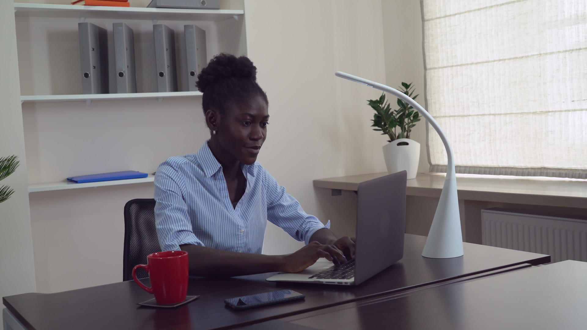 非洲妇女在工作中使用它pc视频的预览图
