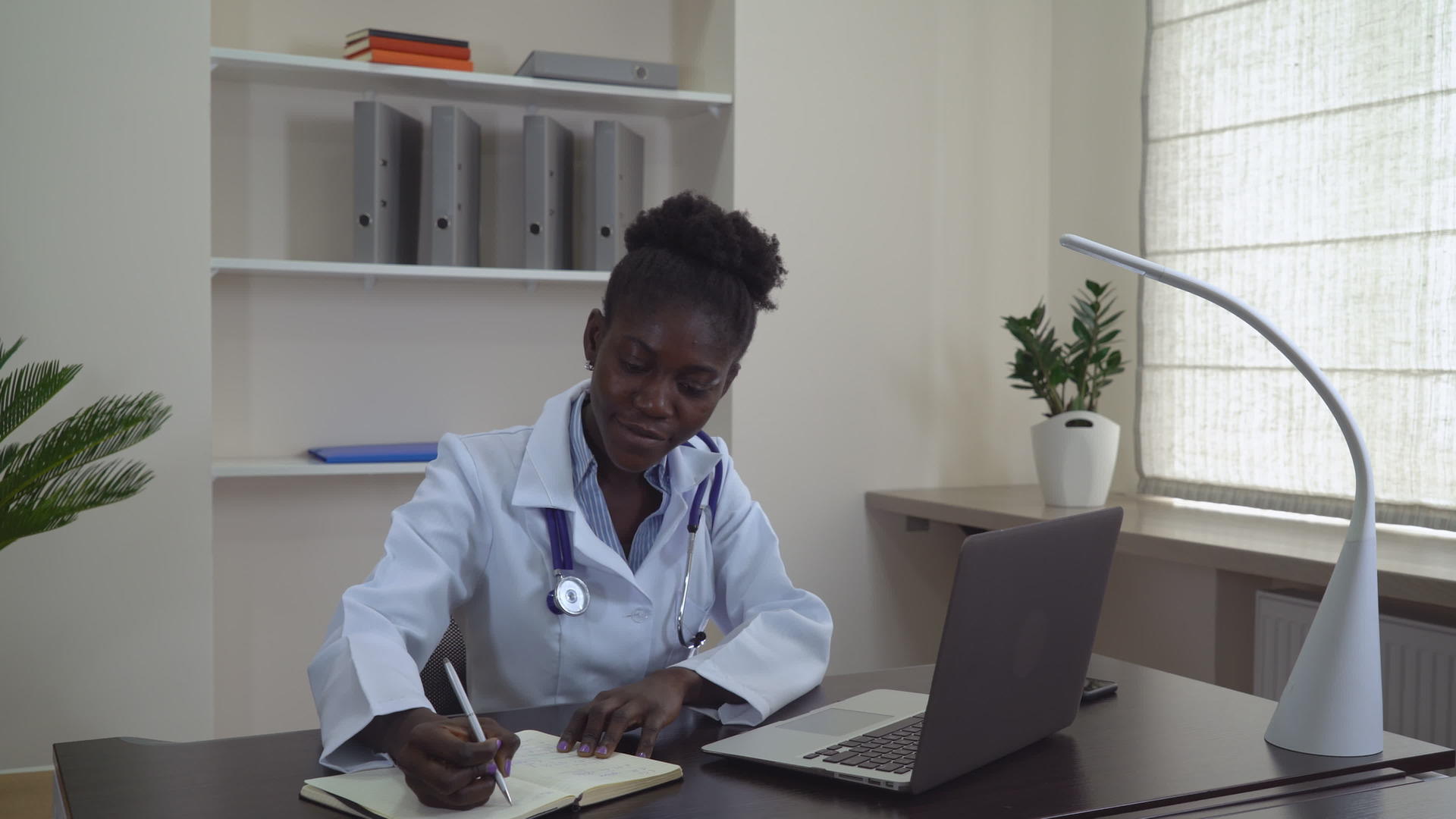 工作时的非洲医生视频的预览图