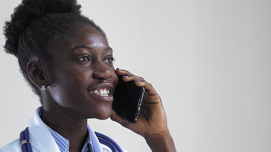 非洲的治疗师谈论手机和微笑视频的预览图