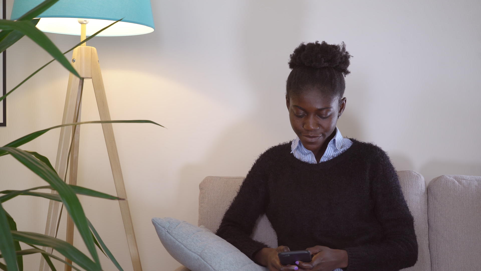 非洲女孩在家发短信视频的预览图