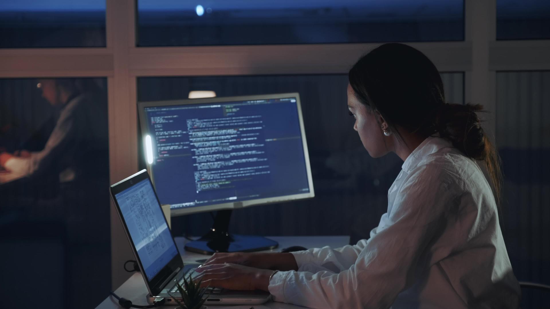 非裔美国女工程师在电子实验室从事计算机工作的侧视图视频的预览图