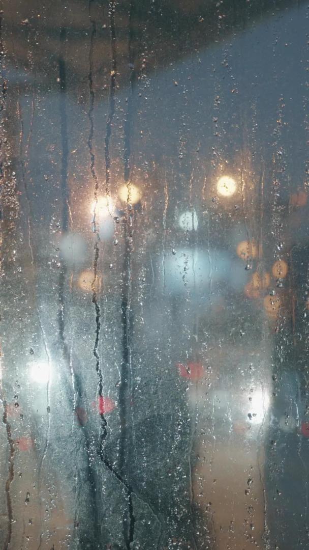 雨季夜晚公交车站玻璃水珠视频的预览图