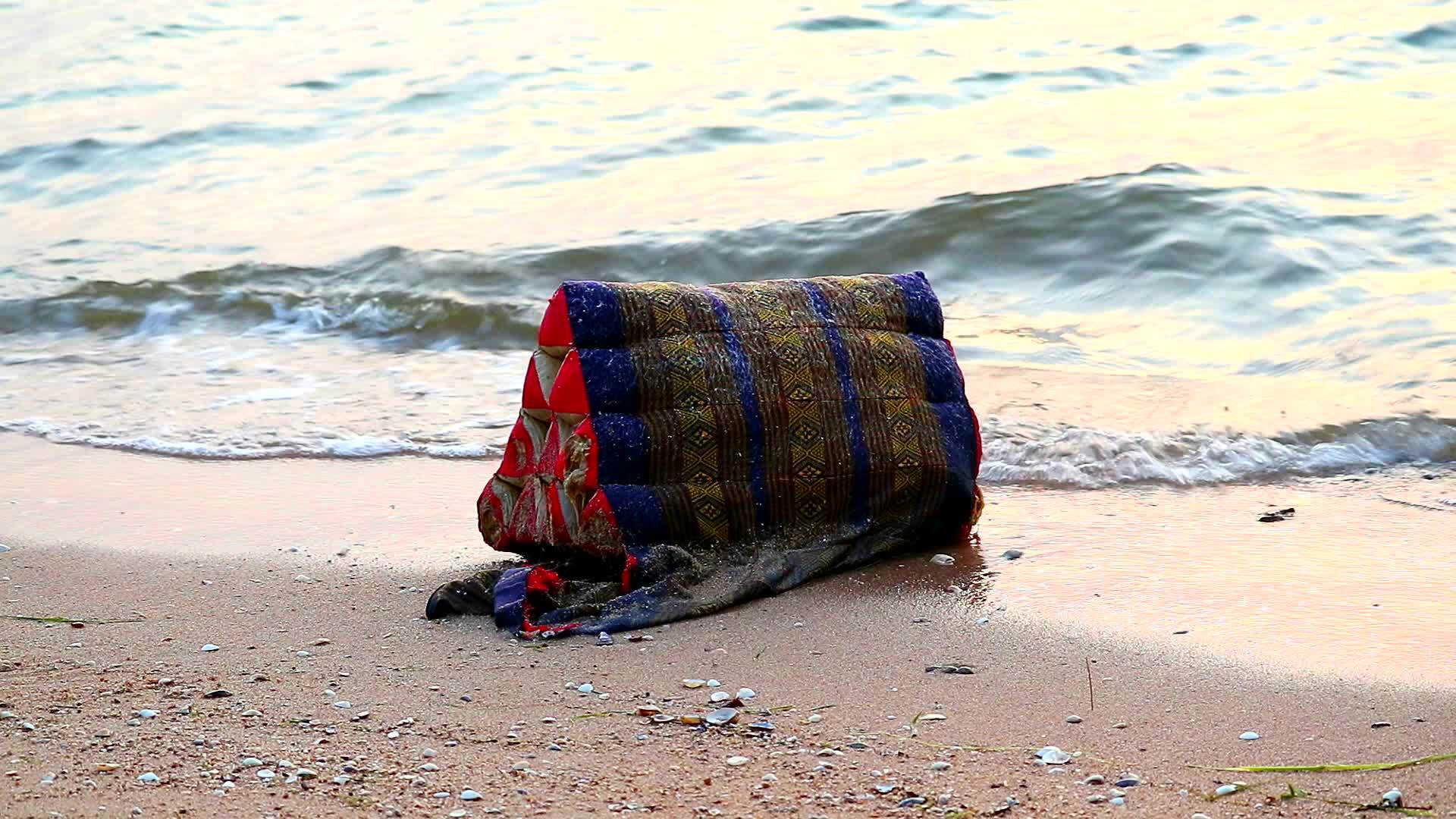 把三角形枕头扔进海里是一个废物和环境问题；以及视频的预览图