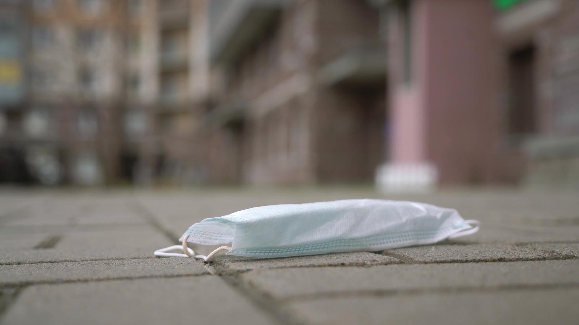 保护性医疗面具落在城市地面上视频的预览图