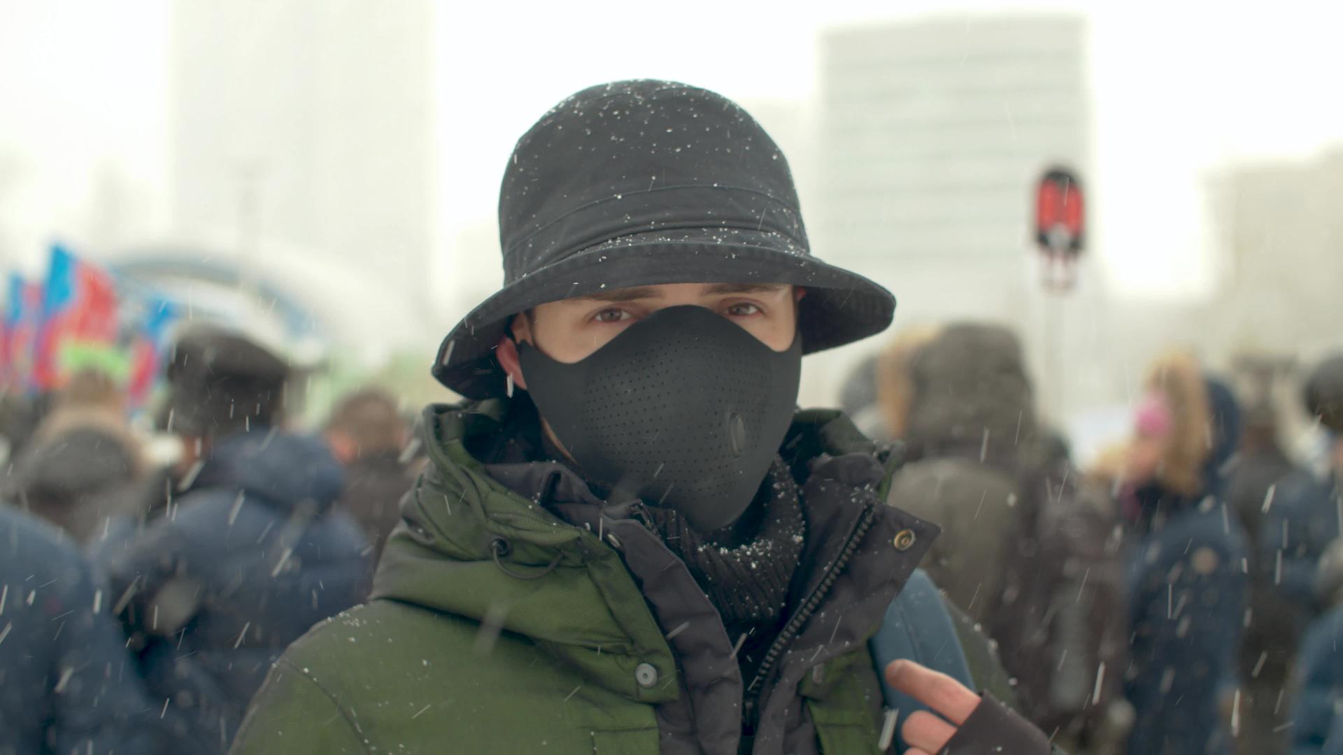 一个戴着保护面具的年轻人的肖像视频的预览图