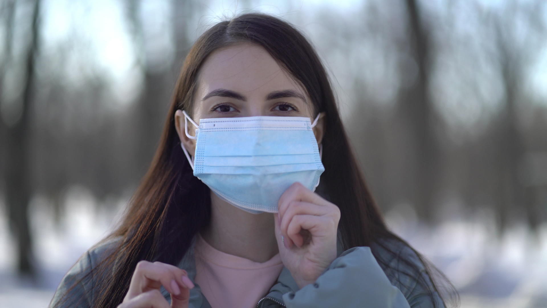女性使用第二副医疗面具来保护他人的共生概念视频的预览图