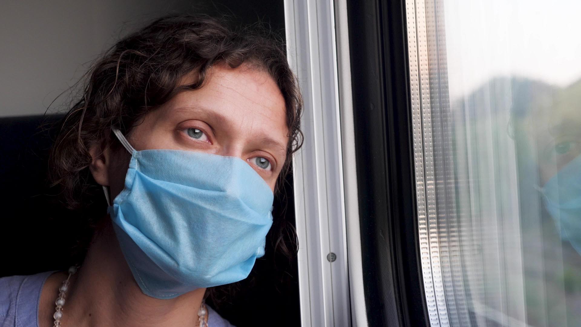 疲惫的商界女强人坐火车看着窗外一个人戴着一次性医疗服务视频的预览图