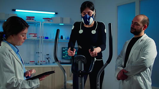 戴口罩的女运动员在科学体育实验室进行健身运动视频的预览图