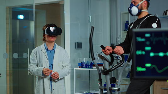 运动科学实验室的科学家和医生戴着虚拟现实护目镜视频的预览图
