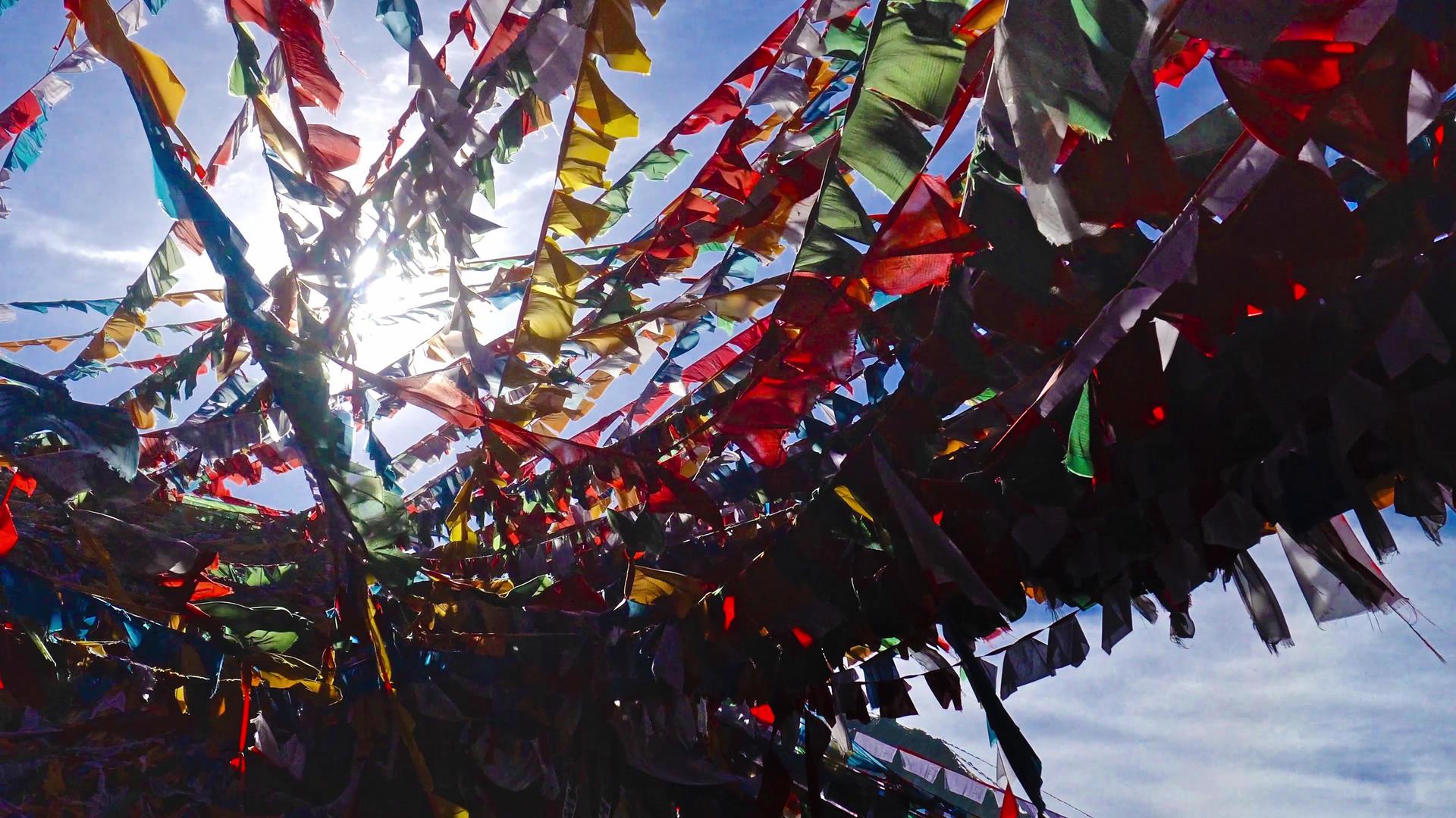 4K实拍背光下藏区经幡宗教文化视频的预览图
