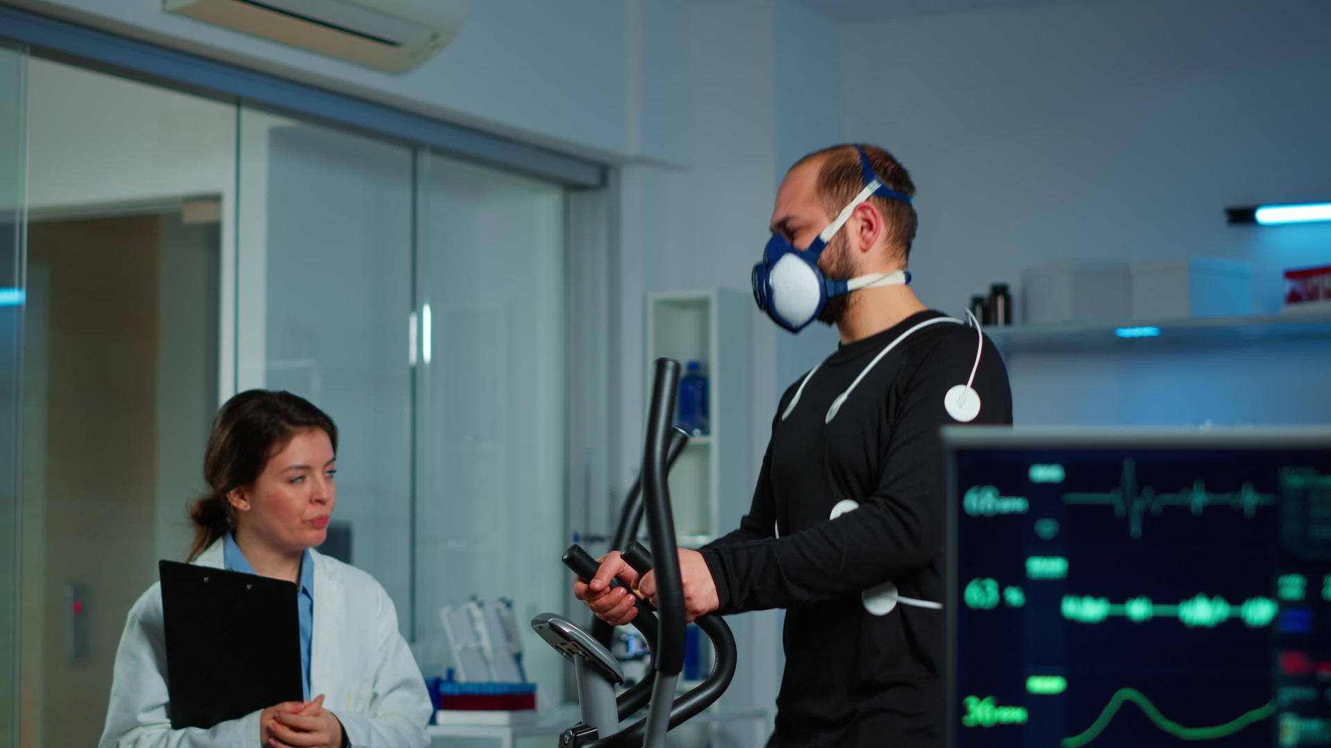 临床医生在体育科学实验室测量心肺呼吸性能；表1视频的预览图