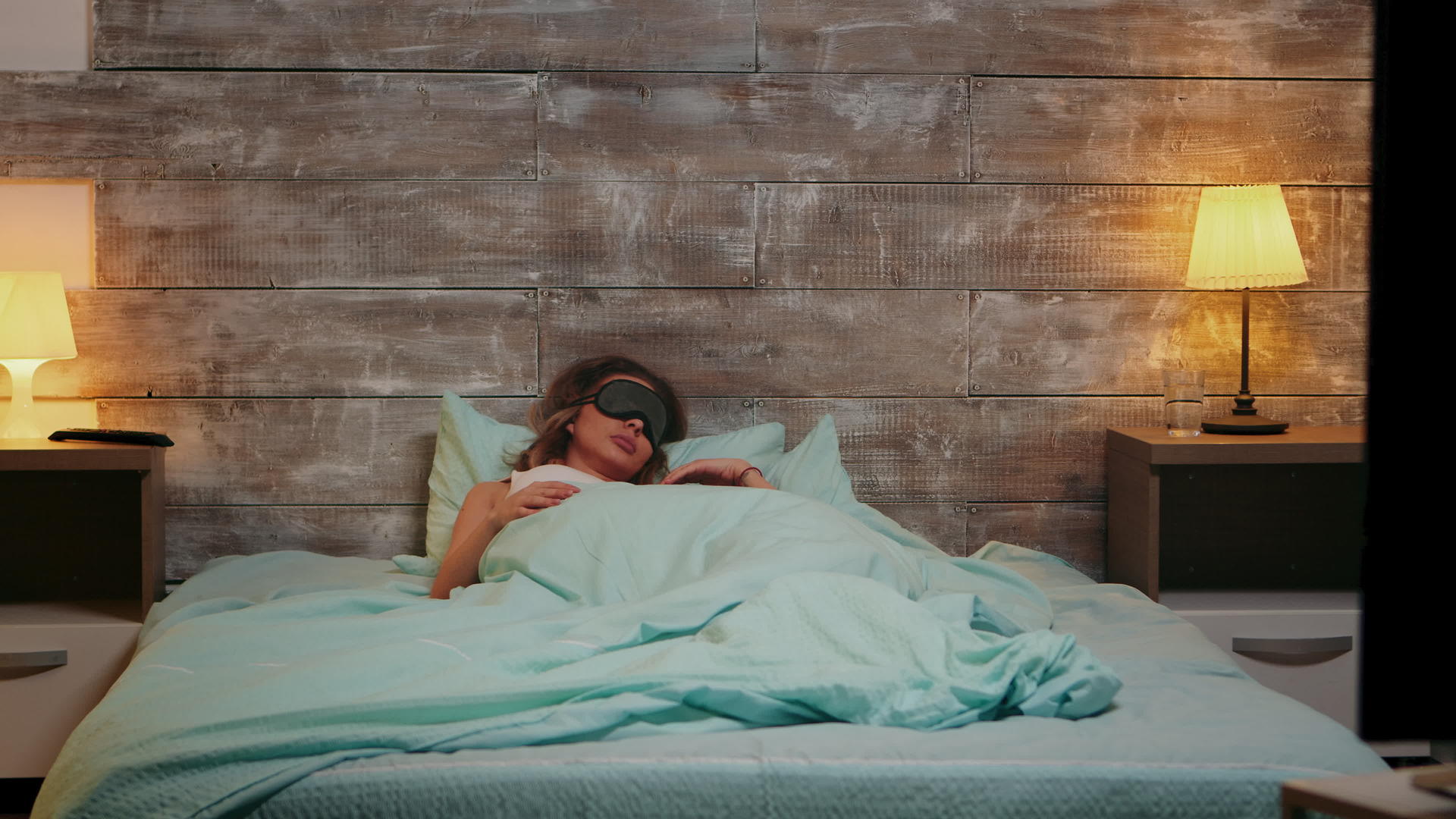 睡衣睡不好的女人视频的预览图