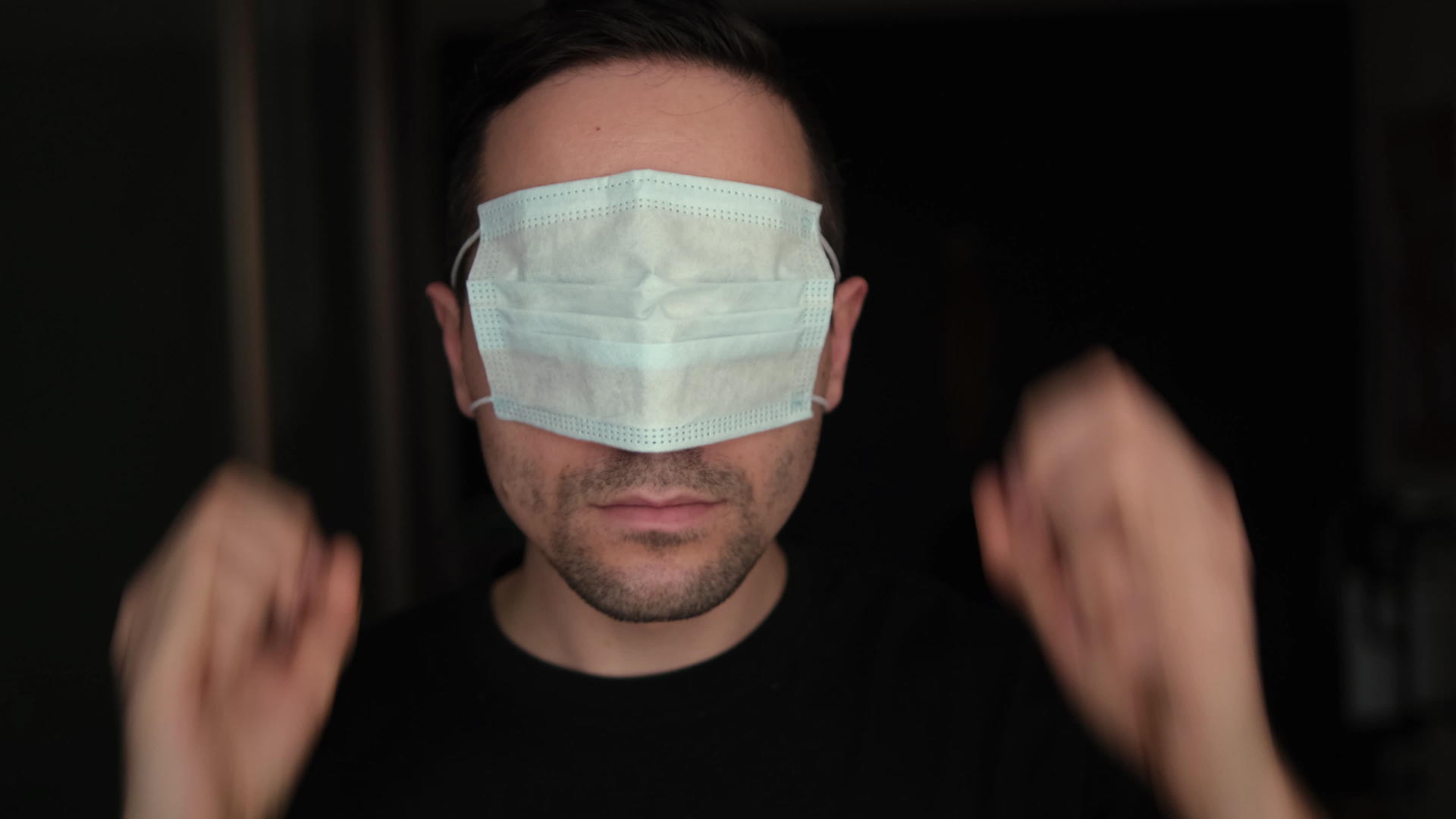 一个年轻人用保护性医疗面具遮住眼睛闭上眼睛他不想看到它视频的预览图